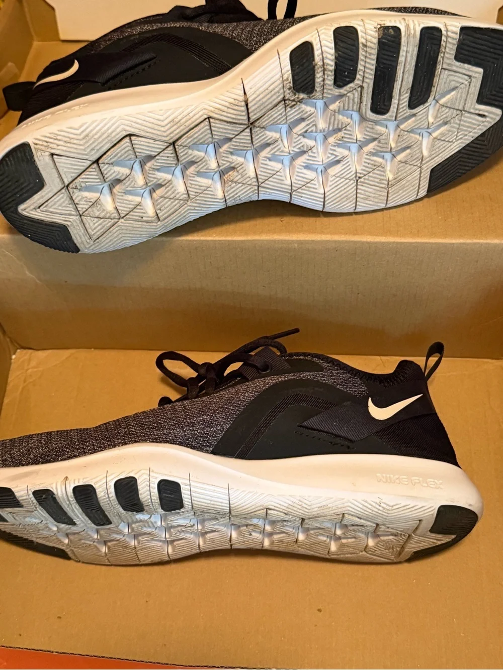 Nike women’s Black and White Knit Training Sneakers
